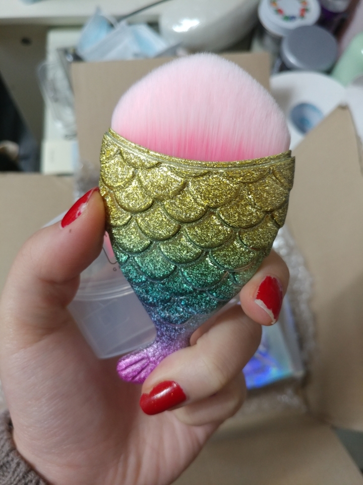 브러쉬 모질은 부드러운 편이에요! 단단하면서도... 음... 똥똥한 느낌? 이라고 하면 다들 아시려나욬ㅋㅋㅋㅋ 납작해서 슥슥하긴 편할 것 같네용