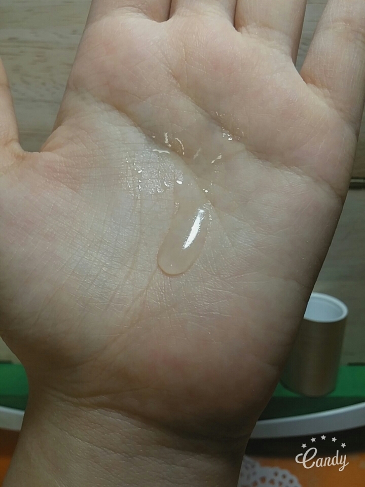흘러내리는 정도는 이렇습니다!! 거의 그냥 물이라고 생각하시면 될것같아요 극건성언니들은 미스트로 쓰셔도 괜찮을것같아요!! 
그럼 제 리뷰  봐주셔서 감사드리고, 다음 리뷰때 다시 만나요❤