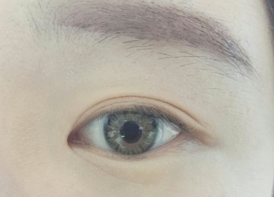 일단 눈썹을 그리고 유분기를 잡아준 눈을 준비해요
*사용제품-미샤,더스타일퍼펙트아이브로우스타일러흑갈색
-어퓨,네이처미네랄스킨파우더옐로우