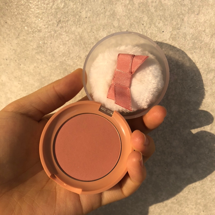 열어보면 귀욤뽀짝한 퍼프와 블러셔가 보여요 
이 블러셔는 가루타입의 블러셔입니다