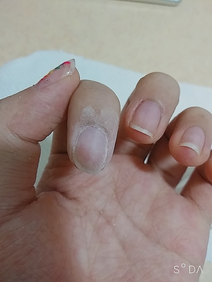 가루를 손으로 털면 다시 유분기가 묻으니 브러쉬나 키친타올로 털어준 뒤 베이스젤을 바르고 30초 경화시켜줍니다!