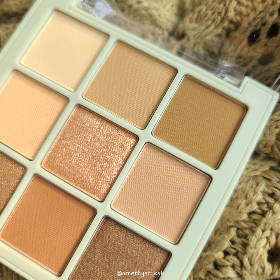 👉글리터는 3컬러,
👉매트가 6컬러로
매트 타입 좋아하는 분들이 
마음에 들어하실 제품이에요👍👍

음영 좋아하시는 분들은 짱좋아하실듯!!!

글리터도 심한 반짝임도 아니고 🌟
은은한 반짝임 느낌이라서
데일리로 사용하기에 더 좋은 구성이에요!!








