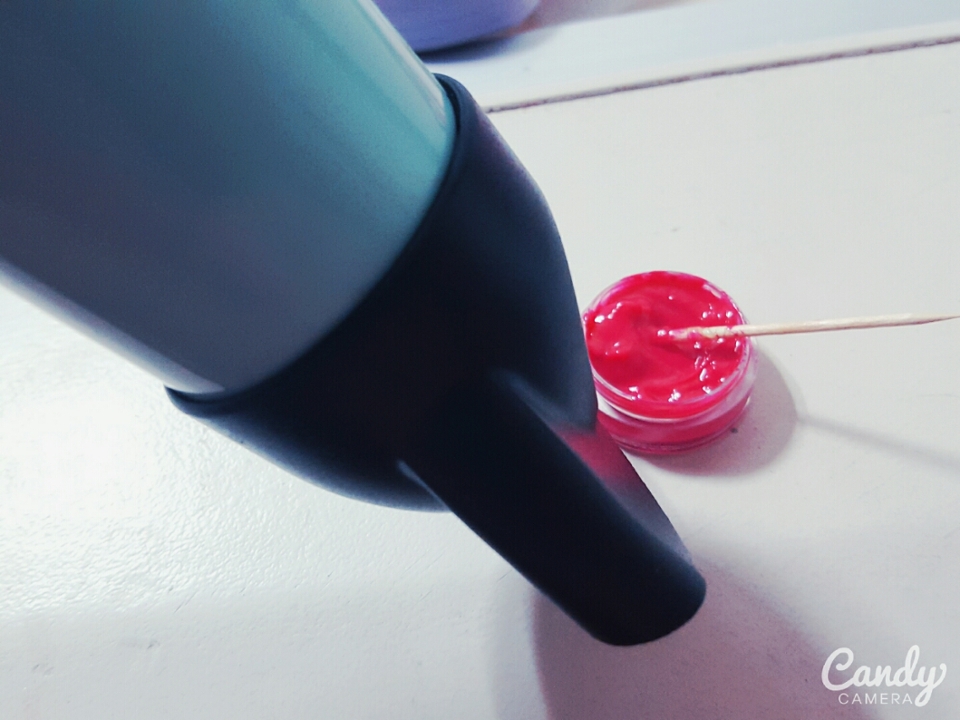 어느 정도 섞였다고 보이면 드라이기로 녹여줍니당 절대 센 바람으로 하지 마세요ㅠㅠㅠ 다 바닥에 튀어서 끈적끈적 지워지지도 않습니다😭 