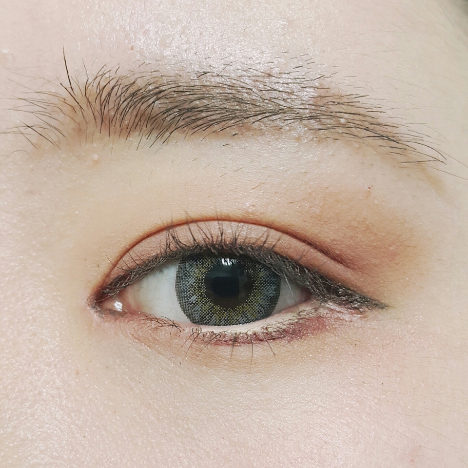 언더점막에 컨실러칠을 해줍니다. 깨끗해보이게~