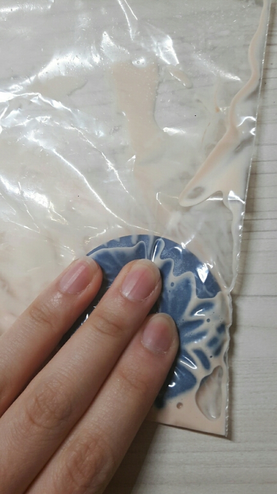 또 다시 손으로 꾹꾹이