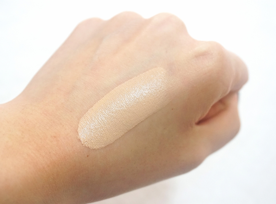 가벼워서 펴바르기 되게 쉬워요! 다른 브랜드 파운데이션보다 밝다고 들었는데 발라보니까 저는 괜찮았어요!