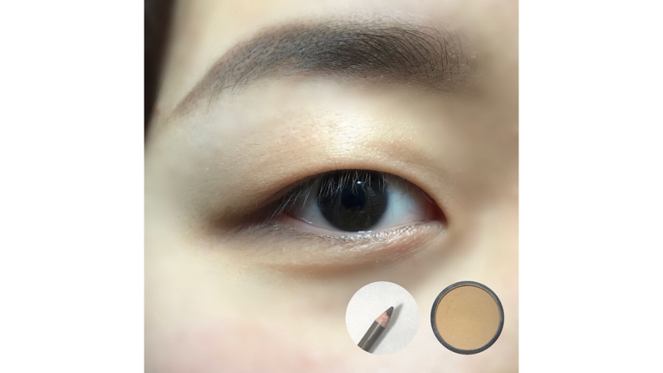 붉은기가 없는 피부톤과 비슷하거나 반톤정도 어두운 컬러로 베이스를 깔아줍니다 언더도 가볍게 쓸어주세요
<사용한제품>
아이브로우- 아리따움 매트포물라 아이브로우 펜슬 2호 갈색
섀도우- 르샤 섀도우팔레트