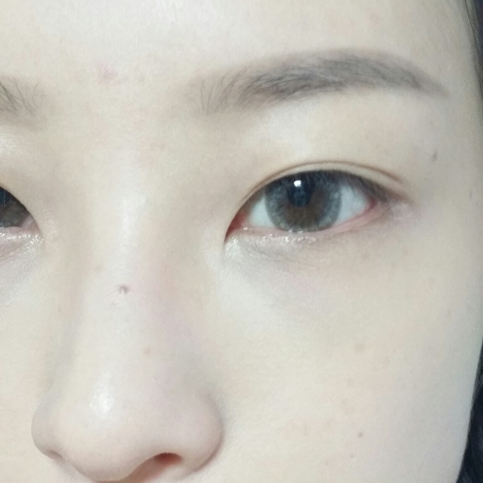 스모키에 맞춰서 눈썹 산을 살려서 그려줬어요