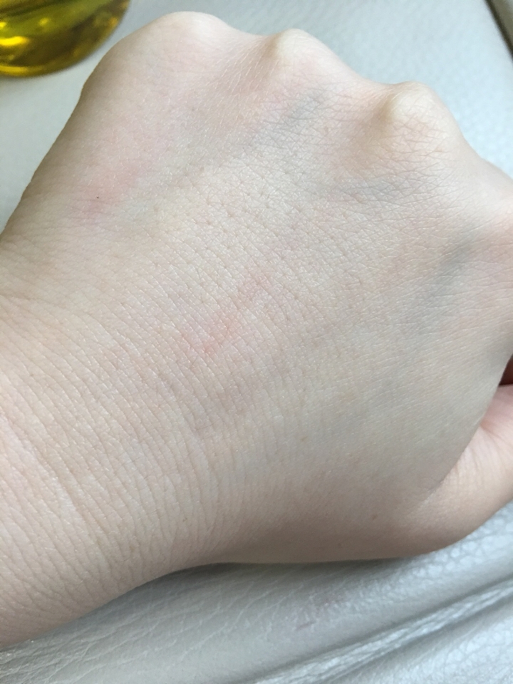 물기를 닦아냈어요 이게 폼 없이 오일로만 한 일차세안이라니 믿어지나요??
수용성 오일이기때문에 물에 다 녹아내려 이렇게 번들거림 없는 물세안이 가능한 거예요
정말 사랑할수 밖에 없는..
피부 약하신분들 정말정말 추천해요
사용해보시면 아실거예요^^