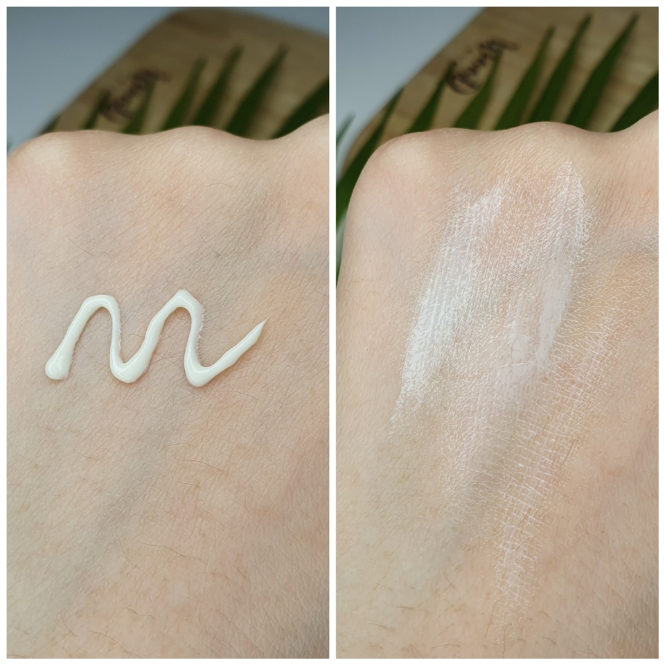 

먼저 손등해 발라봤는데요,
아주 부드럽게 발리는 느낌이었어요
기능성화장품이라 리치하지 않을까
걱정했는데 다행이었어요 !

기능성이라도 너무 리치한 제형이면
답답한 느낌이 들어서 싫더라고요ㅠㅠ


