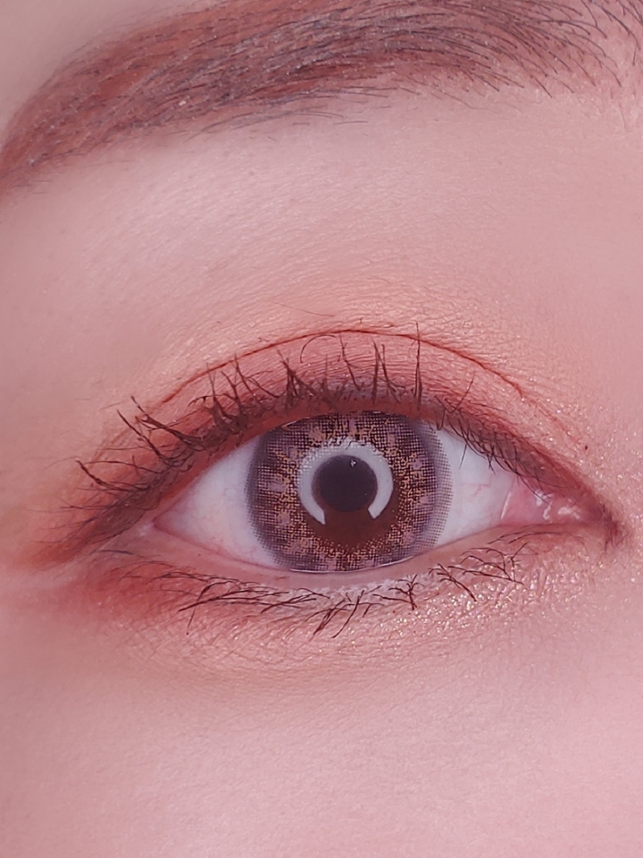 왜 좋냐~!! 이 날 다른때 보다 눈화장이 정갈하게 잘 되었고, 바르면서도 뭔가 궁합이 좋은 그런느낌(?) 을 받았거든요~😊

음.. 살짝 조심스러운 건 케바케, 사바사라 저는 매우 좋지만 사람마다 다르니 의견이 다를 순 있을 것 같아요~~ 

곧 2호도 리뷰할께요~🙋