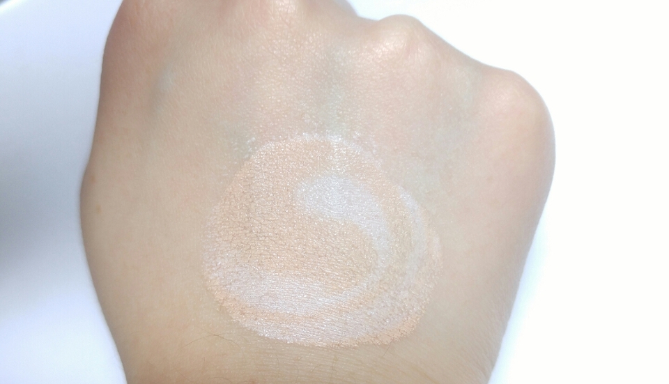 손등에 찍는순간 정말 시원했어요😃 에센스가 같이있으니까 확실히 진짜 바를때 수분감이 느껴져요
쿨링감도 좋고 내장퍼프로 고르게 잘 발려요!