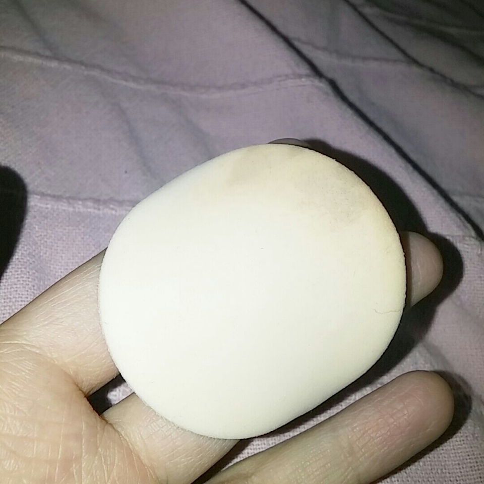 몇 번 써봐서 끝부분이 더러워졌네요😂 손가락 두 개를 넣으면 딱 맞는 크기에요! 이니스프리 쿠션에도 들어갑니당