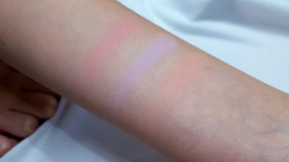 말씀드렸듯이 제일 위부터

1.소프트코랄
2.소프트모브
3.소프트애프리콧

입니다

2번은 슈에무라에 하나밖에없는 연보라블러셔고요,
3번은 아오이유우블러셔죠
저는 코랄블러셔가 참안받던데(토인됨)
이친구 톤엔 3이 찰떡이네요
역시 톤의 중요성 엄지척👍