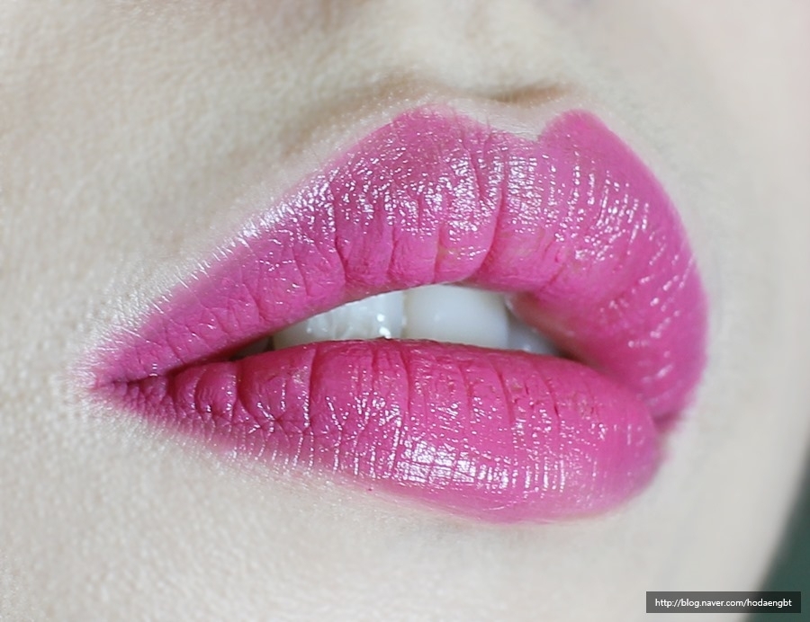 립은 푸시아핑크 컬러를 풀 립으로 바르고
입술 산을 명확하게 그려줍니다
버건디레드립도 좋아요!

사용제품 : #이글립스 카렌

