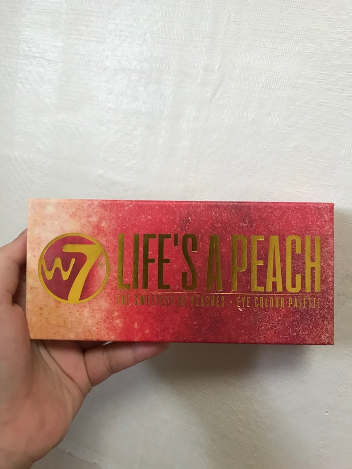 패키지는 되게 예쁜 것 같아요! 
피치팔레트라길래 향도 복숭아향일까 기대했는데 아니었다......^^