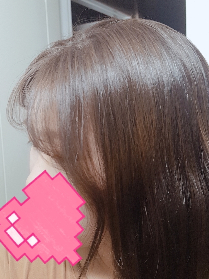 일단 저는 만족합니다! 쫌 더 밝게 나오면 더 좋았겠지만 만족합니다! 
올리브영에서 세일을 자주하니 짧은 방학 가볍게 염색해봐도 좋을것같아요! 손상도 거의 없는거 같아요


올리브영에서 받은 샘플을 트리트먼트 대신 사용해 봤는데요 영양과다인지 머리가 감고 말렸는데도 떡져서 3번 감았습니다ㅜㅜ