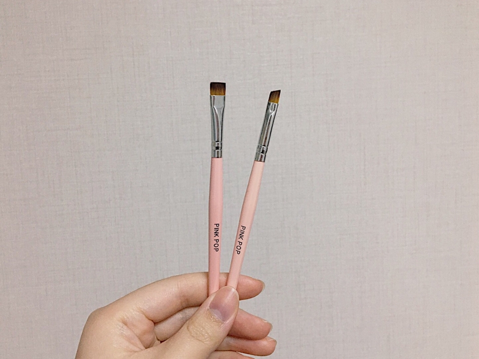 브러쉬는 적당한 길이에 얇아요 
1500원에 2개가 들어가 있고 쉽게 구매할수 있어요 
저는 아이라이더 가이드랑 애굣살을 그리려고 구매했어요
