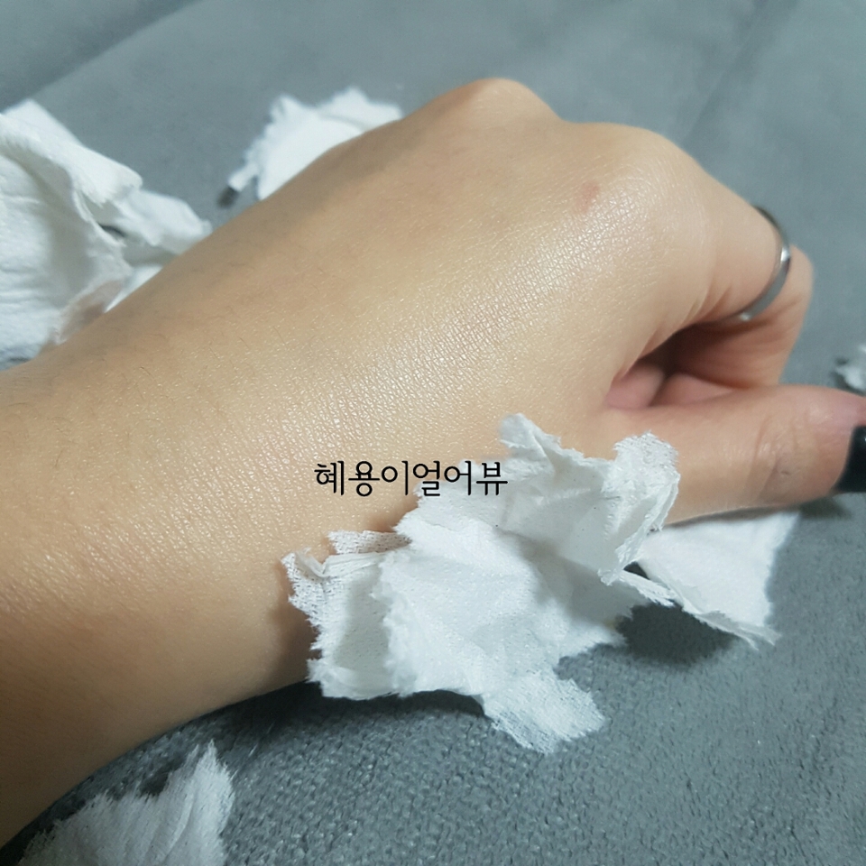 종이보다 휴지가 선크림에 더 잘 붙기 때문에,(냉철함..붙으면 짤 없어 이런 심정?)
 휴지를 조각조각내서 위에서 사르륵-, 떨어뜨려봤죠. 안붙죠?! 그쵸?
아직도 번쩍번쩍 거리는 건 수분감이에요!  그래도 못믿겠다구요? 오키키 밑으로가봅시다💃
