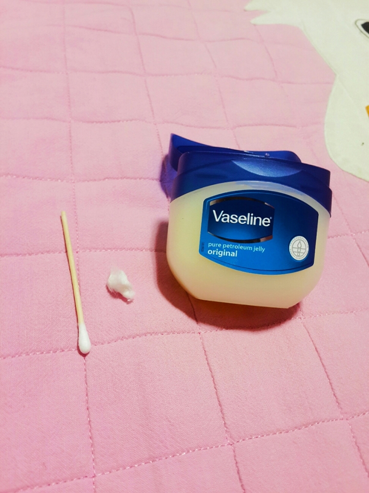 이건 속눈썹이 튼튼해지고 길어지는 팁 👍

먼저 면봉 솜과 막대를 분리해주세요 !