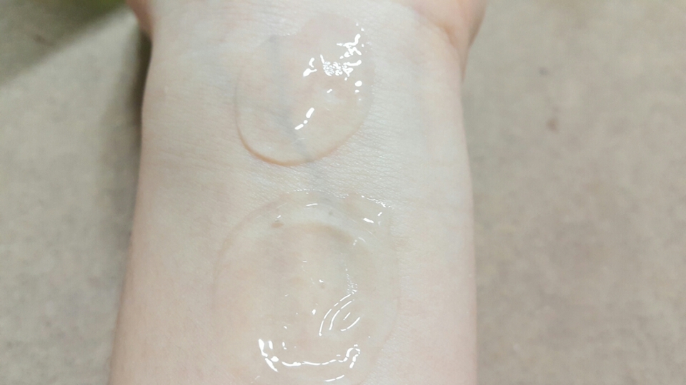 홀리카 제품이 좀 더 묽지만 둘 다 산뜻하게 흡수돼서 좋았어요:)