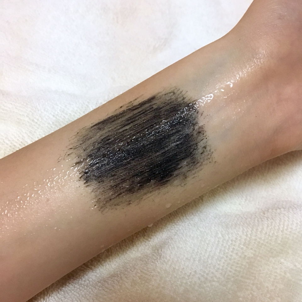 물이 묻혀져있는 상태에서 손가락으로 빡빡 문질렀어요! 대략 서른번 정도 벅벅 문질렀는데 진짜 1도 안번지고 묻어나지도 않고 하나도 안지워져요! 엄청 안지워져요 지속력 최강! 이 마스카라 쓰고 나갔을때 번진적 없어용 ㅎㅎ