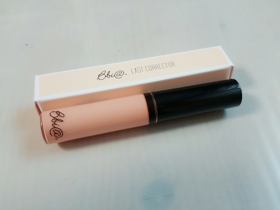 피치 컬러지만 스킨 톤이랑 비슷해요~
스킨톤 + 약간의 주황색?
사이즈는 더샘 컨실러와 동일합니다