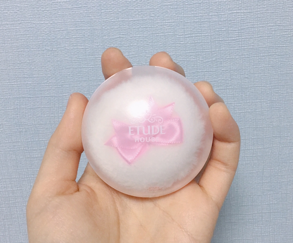 깜찍한 에뛰드스러운 케이스💕 컨셉하나는 정말 짱짱짱👍
제가 첨 화장품에 관심을 가지고 화장품가게를 구경하던 중학교시절에도 이런모양이였던것같은데.... 언 10년가까이 지난 지금도 변함없는 케이스는 아련한 추억까지 불러일으키네욬ㅋㅋㅋ