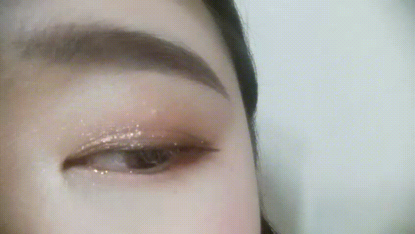 고추장&시빼떼를 올리고 그위에 순한맛을.올리고 애굣살엔 엠버러브를 더해준 가을느낌의 메이크업😋