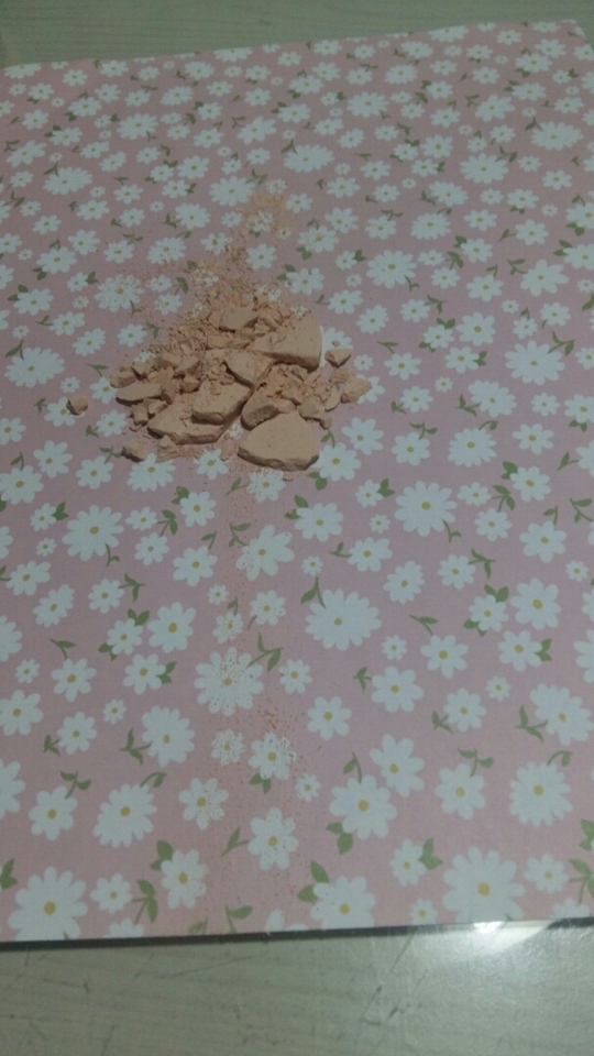 넓은 종이에 팩트를 부어주세요~