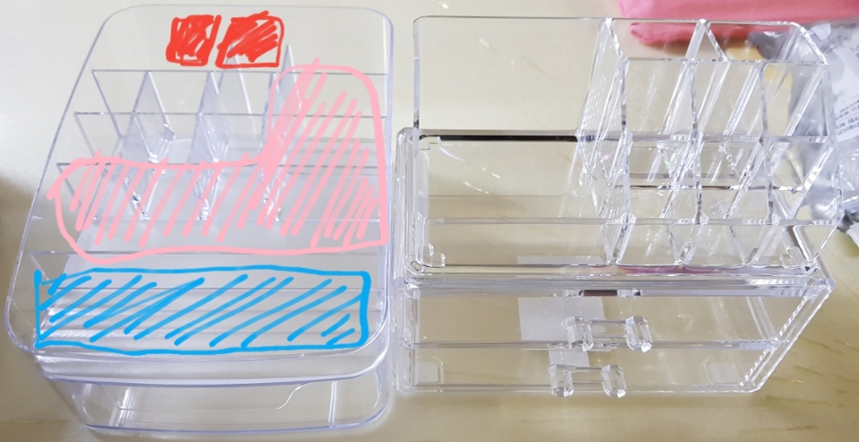 빨간 부분에는 브러쉬를 꽂아주고
분홍 부분에는 블러셔를 모양대로 차곡차곡 쌓아줬구용
파란 부분에는 펜슬형 제품을 촤르륵 올려뒀어요~😎