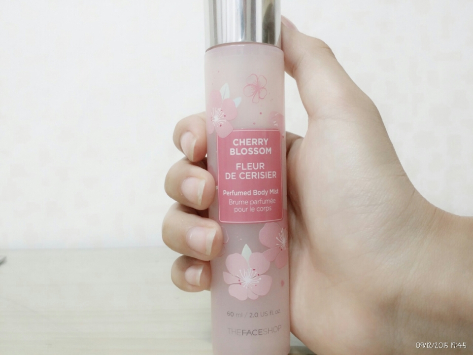 그리고 옷장에서 막 옷냄새라고 해야하나 그런 칙칙한 냄새가 날때 이거 한번 촥촥 뿌려주시면 향긋하게 바뀝니다 지속력이.그리 좋진 않다는게 단점이지만 기분도 좋아지고 냄새때문에 친구들이 멀리할일도 없고 그냥 되게 유용한거같아요 !