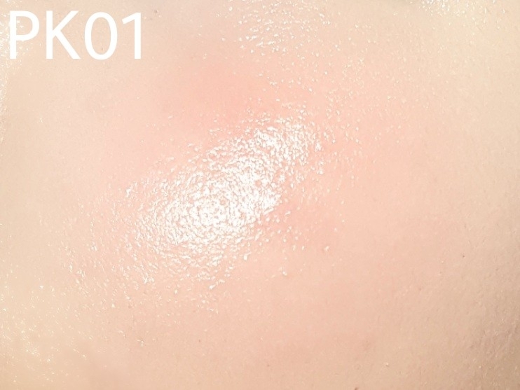 스트레시 색상이에요

레드가 섞인 딸기 같은 핑크 색이에요

촉촉하고 부드럽게 발려서 손으로도 쉽게 발려요