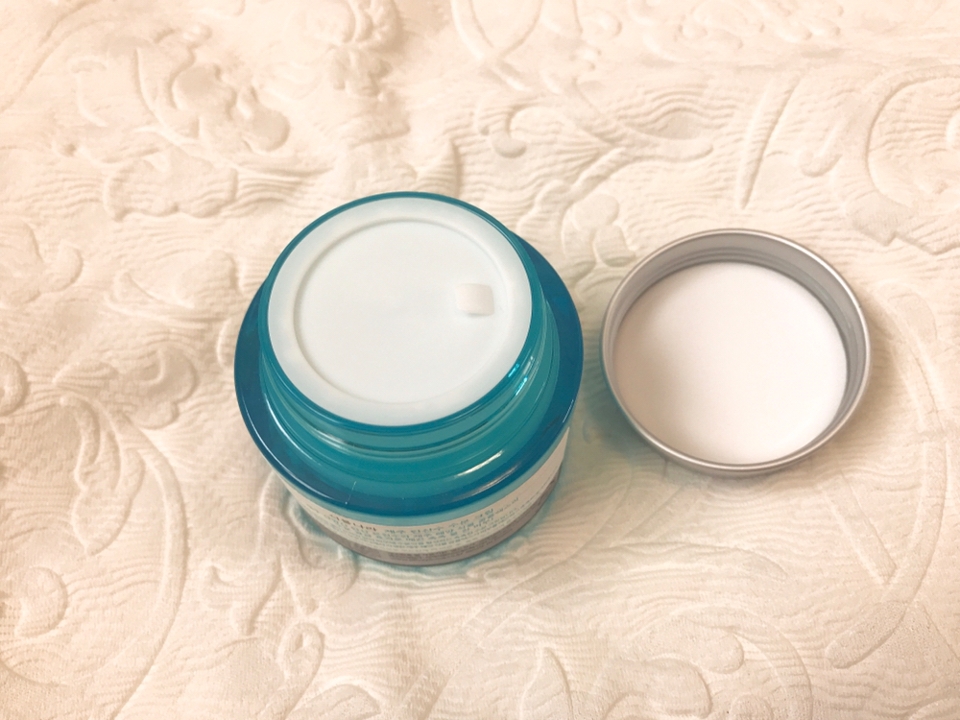 거기다 성분도 너무 좋아요!

파라벤 , 페녹시에탄올 ,인공색소 ,이미다졸리디닐우레아 라는 성분이 들어가지 않았다고 하네요!

뚜껑을 열면 이중으로 마개가 들어있어요!
아무래도 이런 단지형 크림은
위생상 먼지가 발 붙을수 있는데

그런점은 너무 좋은것 같아요!



