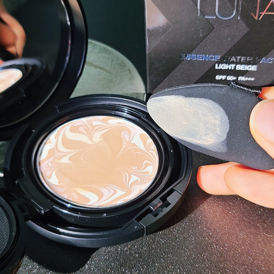 핑크, 화이트, 베이지 컬러의 트리플 라떼는 각각 톤업, 밀착, 커버를 담당!

​

톤업 베이스, 프라이머, 파데 따로 사용할 것 없이 루나 롱래스팅 수분광팩트 하나면 쓱싹이에요😉

​

SPF50+ PA+++로 강력한 자외선 차단 기능도 갖추고 있기 때문에 요 제품 사용한 날은 선크림도 스킵 가능!

