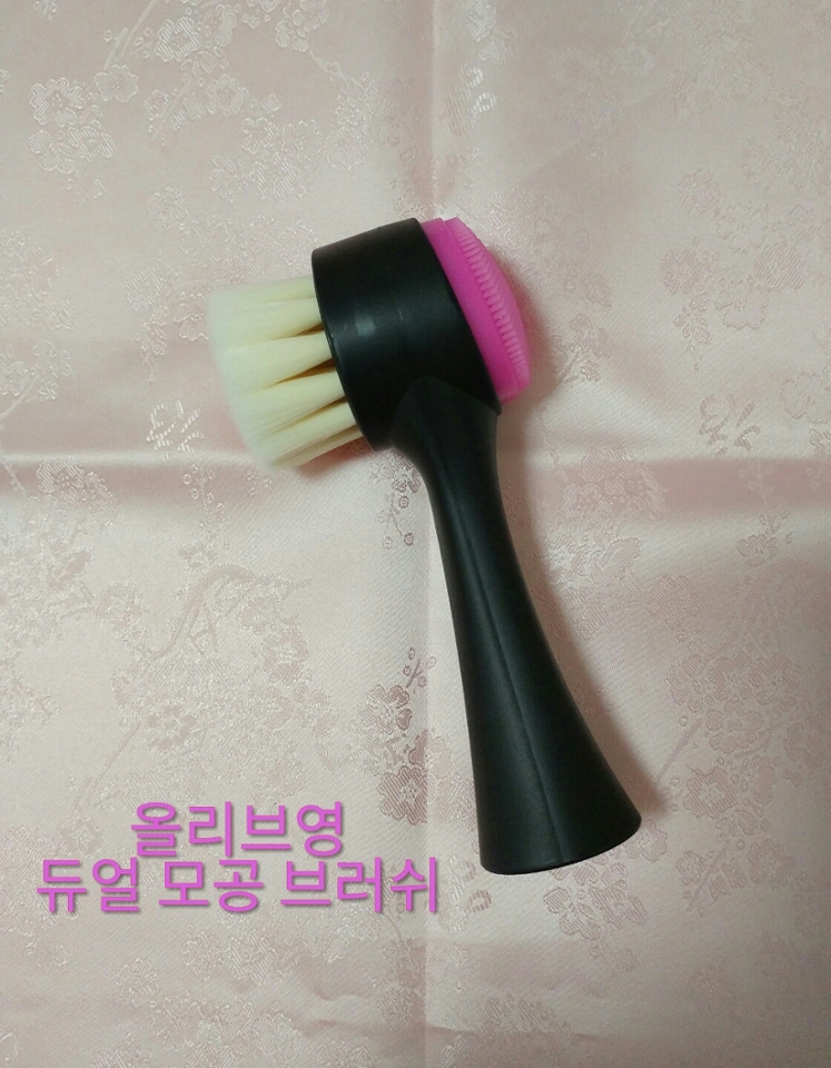 가벼워서 좋아요!
앞쪽엔 부들한 극세사모 브러쉬 뒷쪽엔 실리콘 브러쉬가 달려있어요~