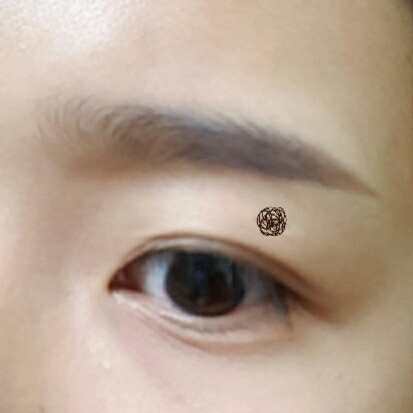 마지막으로 눈썹에다!!

처음 써서 뾰족해서 눈썹 끝부분을 그리기 정말 좋았어용
전 끝에를 뾰족하게 만들어주거든요ㅎㅎㅎㅎ


이제까지 에뛰드하우스 드로잉 아이브로우 소개였습니당~
전 진짜 이것만 쓸거 같아용😶😶😶😶