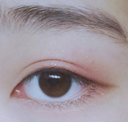 아리따움 모노아이즈 28 시크릿가든 펄을 눈두덩이 가운데에 올려줍니다.
제가 돈주고 이쁜 쓰레기를 샀네요 하...이쁘길래샀더니 펄밖에 안나오고
발색해보려고하면 지들끼리 뭉쳐서 나와서 포기했어요ㅎ펄은 정말 이쁘더라구요