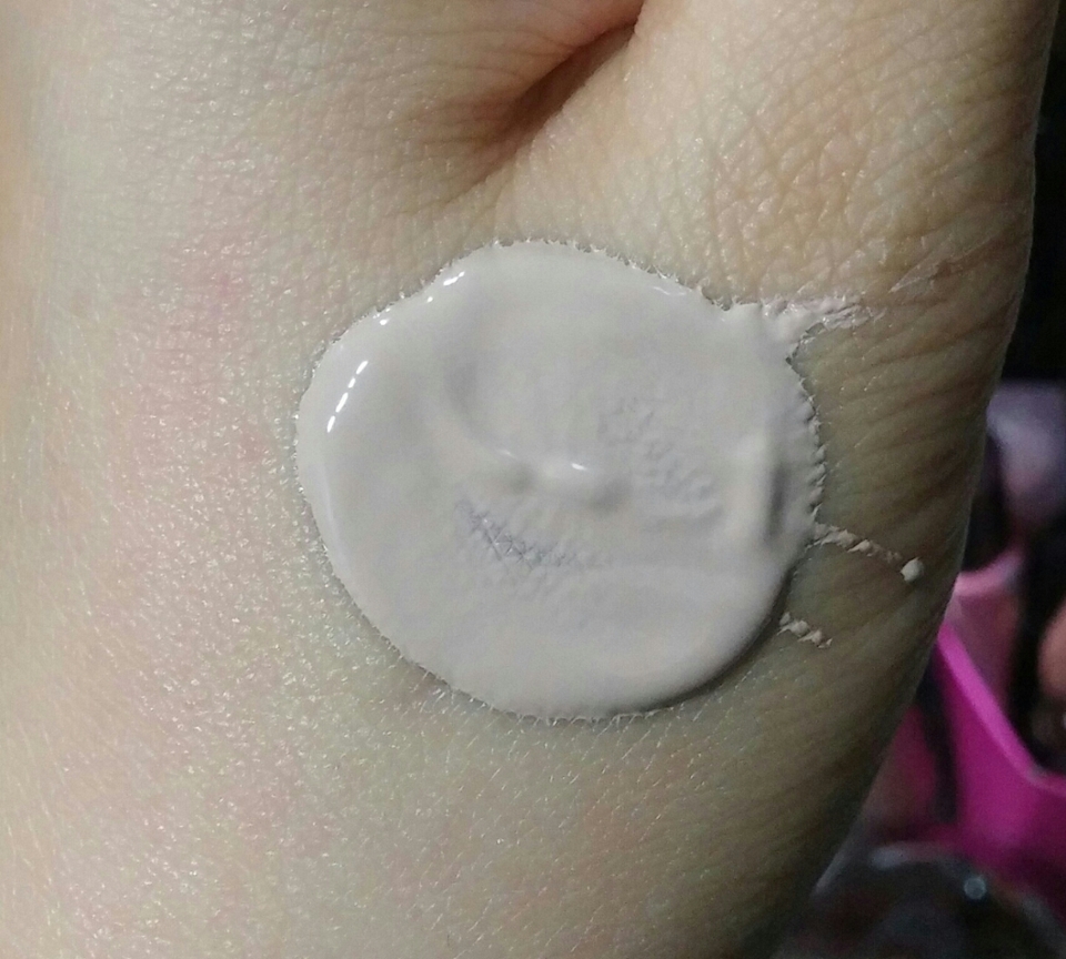 쭉 짜서 동그랗게 문질문질해봤어요.
촉촉해요~