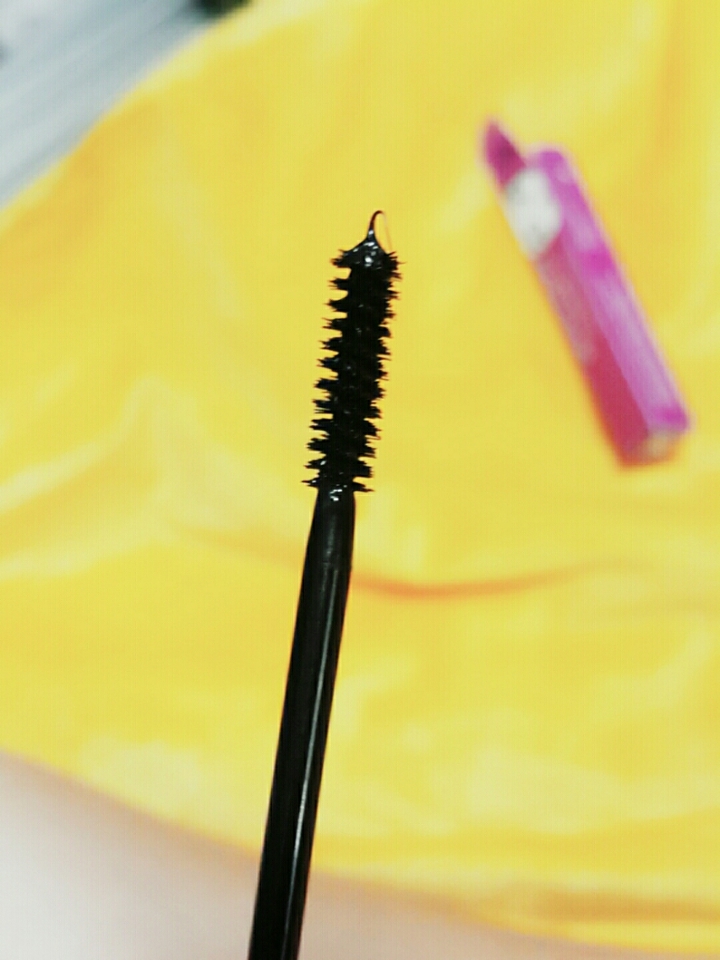 일자여서 살짝 불편하긴한데 얇아서 언더속눈썹도 잘 칠할수있어요!
