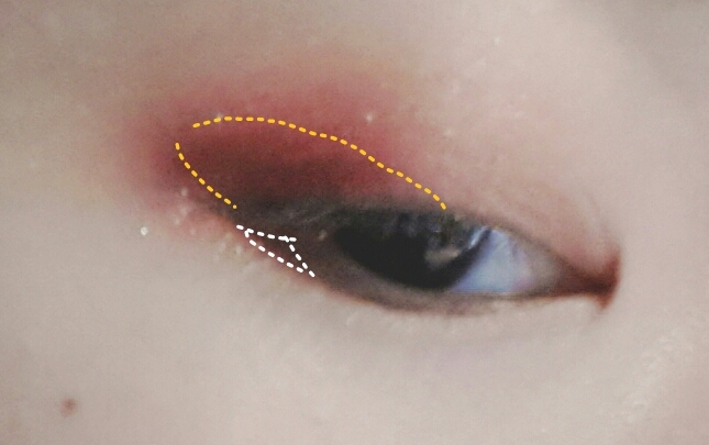 붉은펄이 들어간섀도우를눈꼬리부분과 언더라인에칠해줍니다(눈꼬리부분에 섀도우칠할때 앞에 칠한색상들과 경계가없게 해주세요)