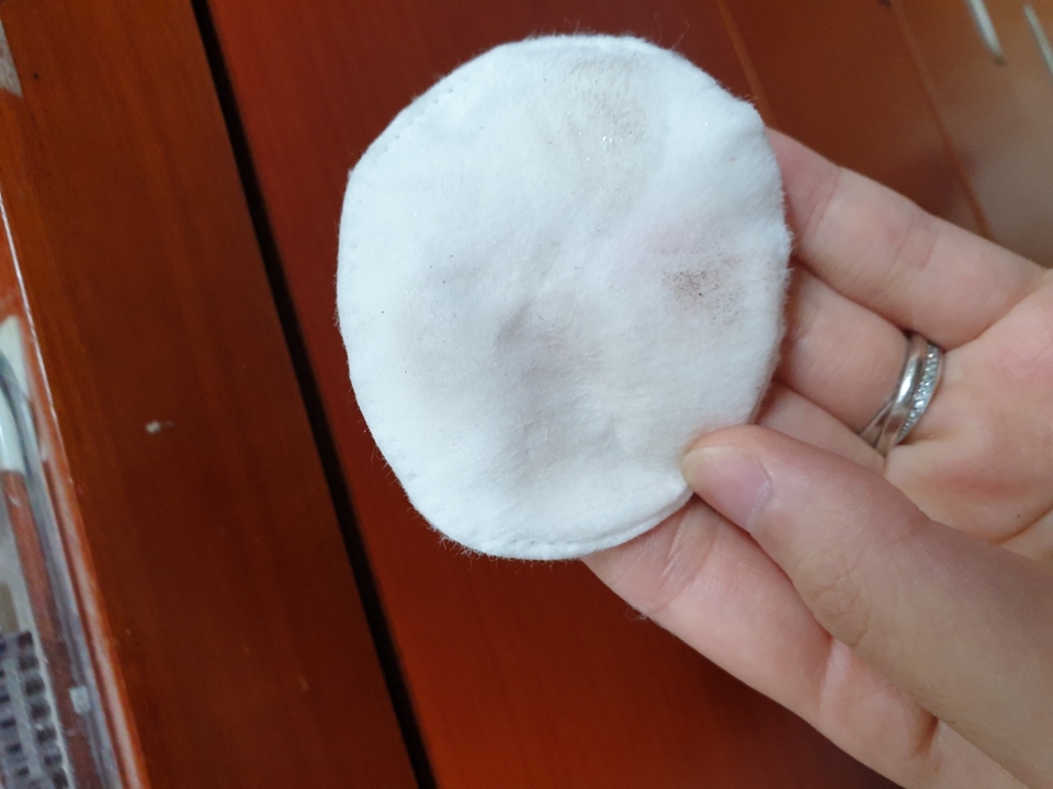 눈쪽닦았을때  묻어나오더라구요:-)  눈 깊은쪽이나  눈밑에 액체 섀도우는 펄이잘지워지지않아서 2차세안 필수일것같아요!