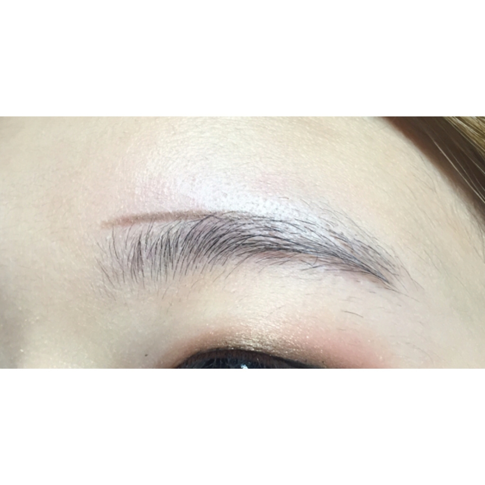 눈썹 앞머리쪽에 일자로 쓱 선을 그어주세요