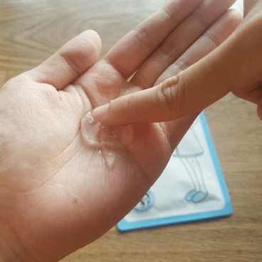 
앰플에는 하늘색 빛을 띠는 캡슐이 있는데, 
부드럽게 롤링해주면 이 캡슐이 터지면서 피부에 흡수되더라구요. 


