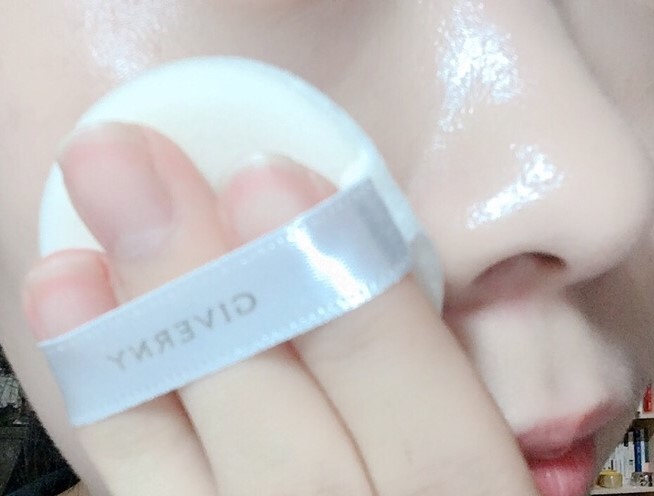장시간의 메이크업으로
번들거리는 부분을 가볍게
퍼프로 터칭해봤오요