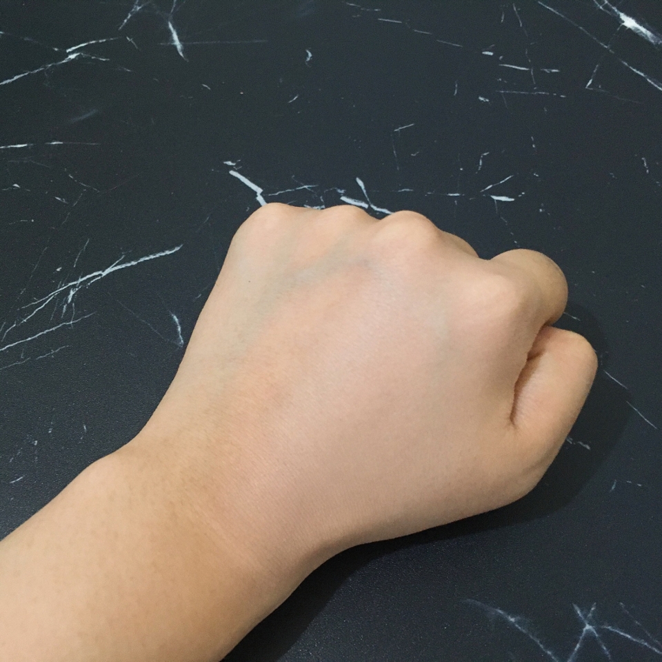 비포 애프터 차이가 잘 보이시나요?


정말 자연스러운 커버와 톤업이 가능한 제품이었어요!

손등 핏줄이 인위적으로 팡! 가려지는게 아니라 은은한 광이 돌며 자연스레 가려지고, 하아아아아얀 피부표현이 아니라 너무 좋았어요👍