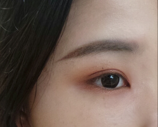 그다음 쉬머한 브라운섀도우로 쌍꺼풀라인을 메꿔줄게요