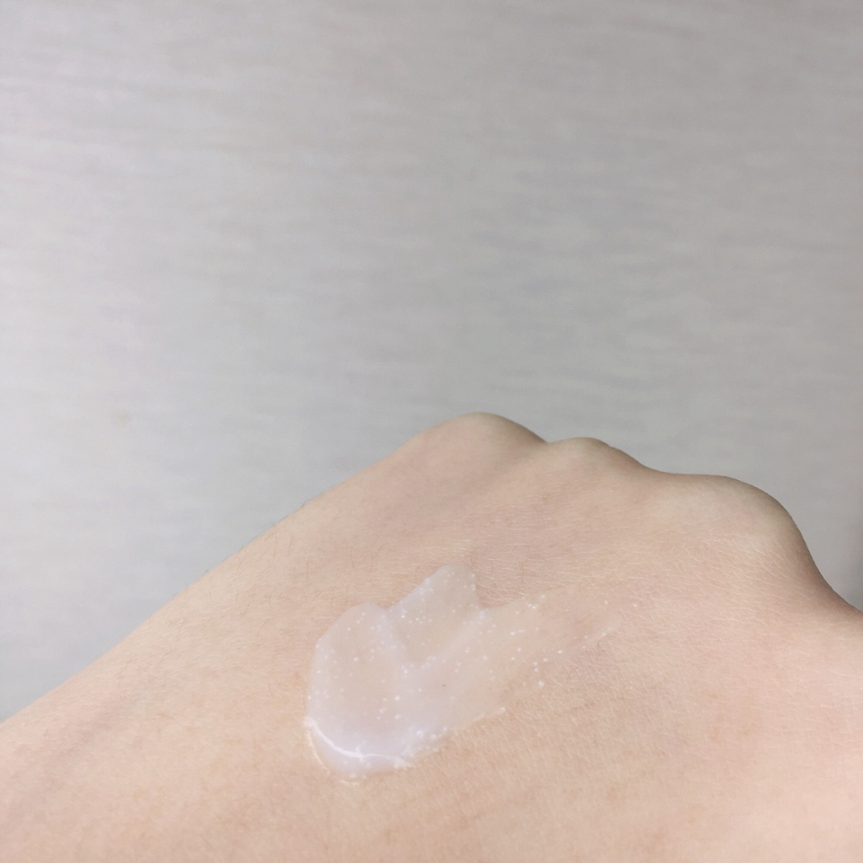 제품을 퍼뜨려 보았는데요
제형 자체는 모양이 유지되는 정도였는데,
크림 안에 고보습 캡슐이 보이시나요!!
캡슐이 피부온도로 녹으면서 피부에 보습막을 촤악 형성해준답니다☺️