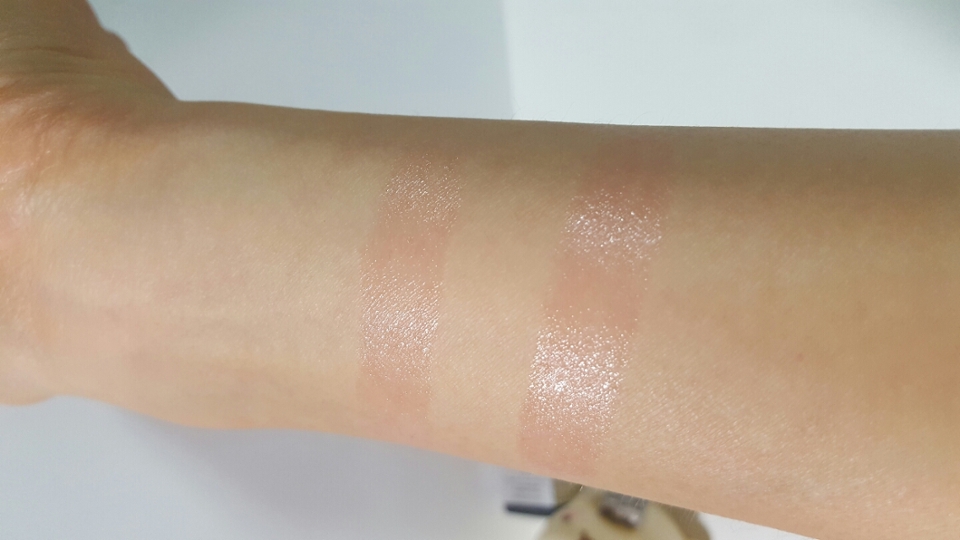 1회발색 2회발색.
립글루즈라 색이 없는게 아니라 딱 내 입술색정도로 은은한 발색을 보여줍니다.
근데 또 이게 유분기살짝잇고 촉촉해서 딱 립글루즈구나 들고 번들거림 적어서 좋아요