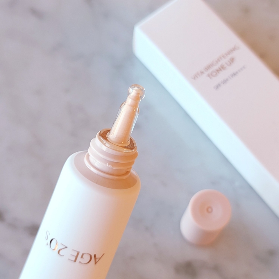 톤업크림은 마스크를 착용하면서 부터 핫하게 떠오르기는 했지만, 사실 다크닝이 덜하고 맑은 피부 표현이 가능하다는 점에서 파데보다 나은 부분이 있거든요

​

굳이 마스크프루프 때문에 찾지 않더라도 매력이 무궁무진한게 바로 톤업크림!

​

요번 AGE 20’s 비타 브라이트닝 톤업크림은 끈적임 없는 텍스쳐와 누디핑크 컬러감까지 너무 예쁘게 뽑혀서 보자마자 반해부렸...💘

